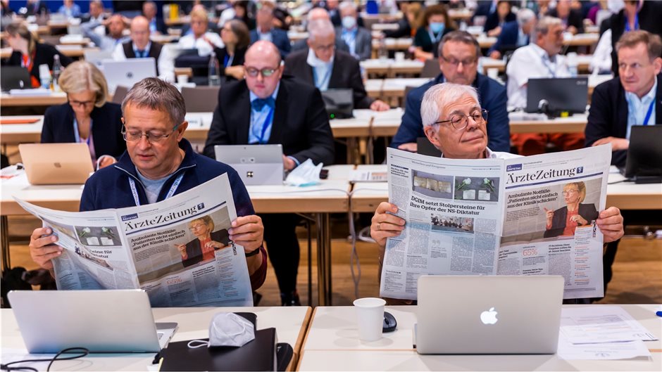 Die "Ärzte Zeitung" gehört zum Deutschen Ärztetag einfach dazu: Delegierte lesen...