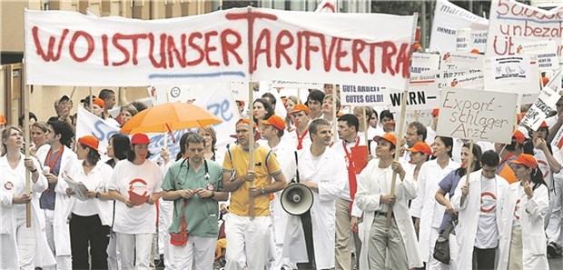 Rückendeckung für den Schulterschluss mit Verdi Die Ärzte haben sich eigene Tarifverträge hart erkämpft und wollen sie auf jeden Fall weiter verteidigen.