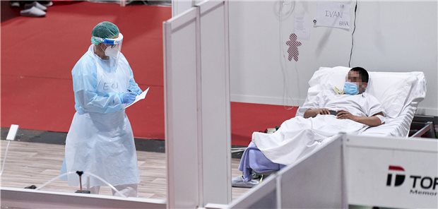 Spanischer Arzt beklagt: „Der psychologische Druck ist enorm“ Die Ärzte in Spanien wussten teilweise nicht mehr wohin mit den COVID-19-Patienten. Hier ein Blick in das eilig errichtete Feldhospital in Madrid.