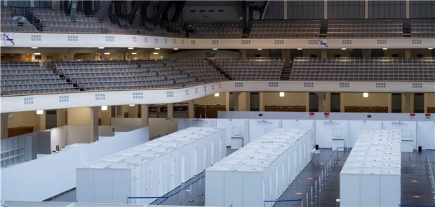 Kammer ruft auch Studenten zum Impfeinsatz auf Die Ärztekammer sucht Medizinstudenten höheren Semesters, die in den Impfzentren wie hier in der Frankfurter Festhalle mithelfen.