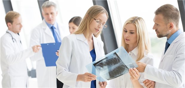 Die Ärzteschaft in Deutschland wächst: 500,5 berufstätige Ärztinnen und Ärzte kamen Ende 2021 auf 100.000 Einwohner.