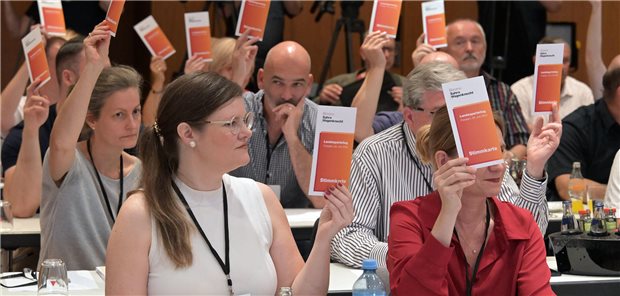 Die Ärztin Dr. Jouleen Gruhn (l.) nimmt an einer Abstimmung während des Landesparteitages des Bündnisses Sahra Wagenknecht (BSW) teil. Bei dem Parteitag sollten die Landesliste und das Wahlprogramm für die Landtagswahl am 22. September beschlossen werden. Gruhn wurde auf Platz zwei der Liste gewählt. 