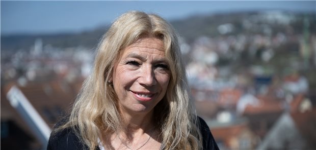 Die Ärztin Dr. Lisa Federle auf dem Balkon ihrer Wohnung in Tübingen.