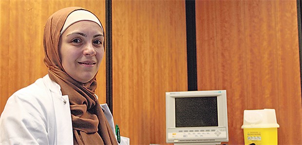 Ärztin und Dolmetscherin der Kulturen Die Ärztin Habibah Chbib engagierte sich in Berlin für Flüchtlinge, die das deutsche Gesundheitssystem häufig vor Probleme stellt.
