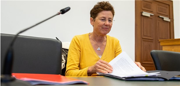 Etappensieg für Hausärztin Kristina Hänel Die Ärztin Kristina Hänel sitzt am 12. Oktober 2018 in einem Gießener Gerichtssaal.