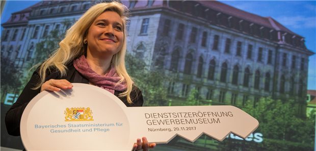 Die Ärztin Melanie Huml war vor zehn Jahren die erste Hausherrin im neu zugeschnittenen Staatsministerium für Gesundheit und Pflege. Seit 2017 zieht das Ministerium sukzessive nach Nürnberg um. Das Foto zeigt die Ex-Ministerin bei der Eröffnung des neuen Dienstsitzes.