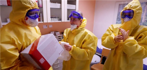 Die Ärztin Ulrike Leimer-Lipke (l.) in ihrer Schutzausrüstung.