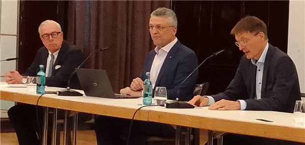 Affenpocken: Quarantäne von 21 Tagen empfohlen Die Affenpocken lassen sich noch eindämmen, zeigten sich Bundesärztekammerpräsident Dr. Klaus Reinhardt (links), RKI-Chef Prof. Lothar Wieler und Gesundheitsminister Prof. Karl Lauterbach überzeugt.