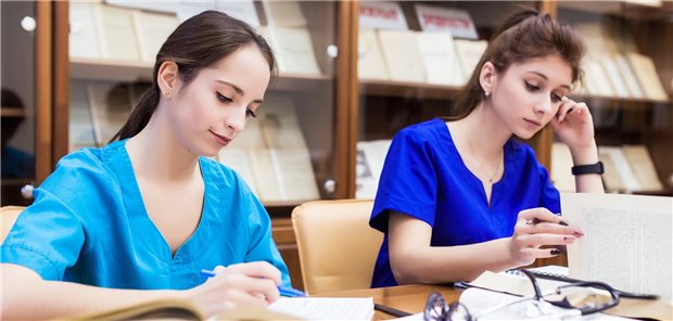 Neue Studiengänge in Gesundheitsberufen bleiben Zukunftsmusik Die Akademisierung der Gesundheitsberufe verzögert sich wohl: Die Regierung will die Modellstudiengänge verlängern; reguläre Studiengänge bleiben damit Zukunftsmusik.