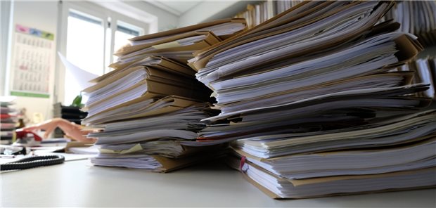 Die Akten stapeln sich, im Hintergrund meint man, den Amtsschimmel wiehern zu hören. Das Statistische Bundesamt hat jetzt 442 Vorschläge zum Bürokratieabbau gesammelt. (Archivbild)
