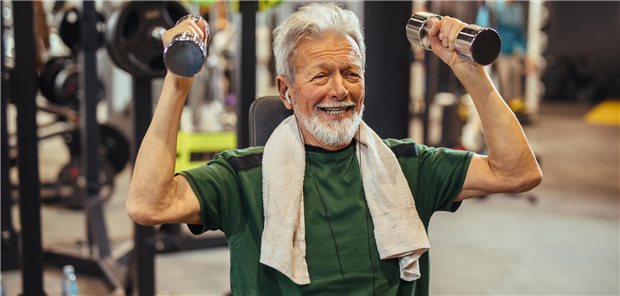 Ein älterer Herr trainiert mit Handeln seine Arme.