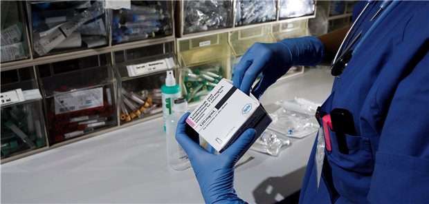 Die Antikörperkombination Casirivimab / Imdevimab zur Behandlung und Prophylaxe von COVID-19 ist bei einer Infektion mit der Omikron-Variante von SARS-CoV-2 vermutlich deutlich weniger wirksam als bisher.