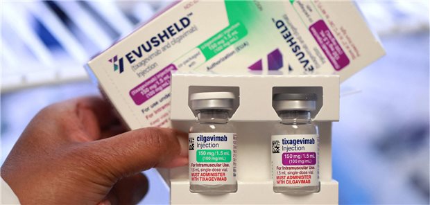 Die Antikörperkombination Tixagevimab/Cilgavimab (Evusheld®) ist gegen die Omikron-Variante von SARS-CoV-2 nur wenig wirksam.
