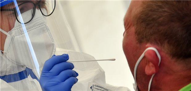 „SARS-CoV-2-Tests werden für die falsche Zielgruppe eingesetzt“ Die Anzahl durchgeführter PCR-Tests auf SARS-CoV-2 stieg auch in der vergangenen Woche. Gleichzeitig ist die Positivrate deutlich gesunken.