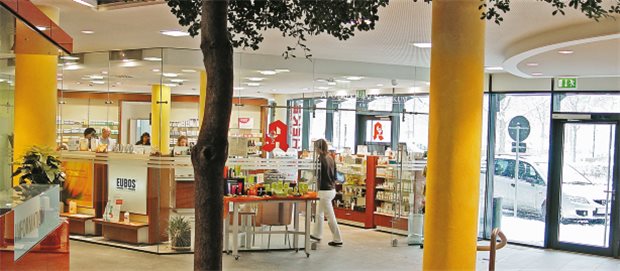 Die Apotheke liegt unmittelbar am Weg: nicht nur für Besucher des Ambulanten-Versorgungs-Zentrums am Klinikum Links der Weser, sondern auch für die Mitarbeiter und Patienten der Klinik. © cben