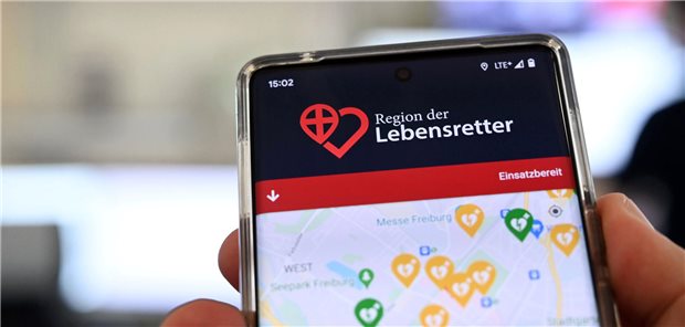 Herz-Kreislauf-Stillstand: Immer mehr Ersthelfer-Alarmierungen per App in Baden-Württemberg Freiburg: In der Integrierten Leitstelle Freiburg Breisgau-Hochschwarzwald wird eine Smartphone-App gezeigt, mit der Betroffene bei einem Herzstillstand möglichst schnell Hilfe bekommen sollen. Ersthelfer und Ersthelferinnen sollen damit besser vernetzt werden.