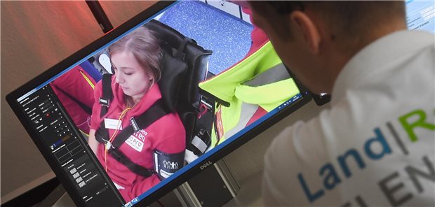 Telenotarzt in Niedersachsen ausgebaut – bald bis zu acht Standorte Die Arbeit von Telenotärzten in die Notfallversorgung zu integrieren – hier ein Kollege in der Region Vorpommern-Greifswald – bewährt sich. Das Angebot, in solchen Situationen auf Telenotärzte zugreifen zu können, wird in Niedersachsen jetzt ausgebaut.