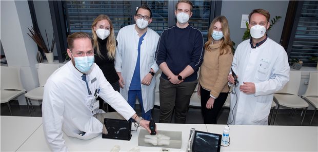 Mit 3D-Modellen das Sonografieren leichter erlernen Die Arbeitsgruppe „3D-Druck“ am Uniklinikum Bonn demonstriert eine Sonographie eines 3D-Kniegelenkmodells aus dem 3D-Drucker.