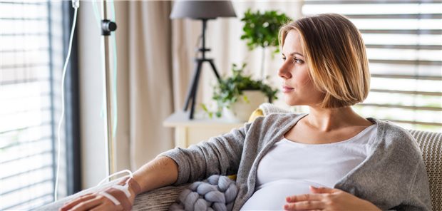 Die Arbeitsgruppe um Erstautor Paul Gougis von der Sorbonne Université resümiert, dass in der von ihnen durchgeführten Kohortenstudie von 91 Schwangeren, die gegenüber ICI exponiert waren, der ICI-Einsatz nicht zu einer erhöhten Rate an Berichten über maternale, fetale oder neonatale Komplikationen beitrug, wenn andere Formen der Krebstherapie als Vergleich herangezogen wurden.