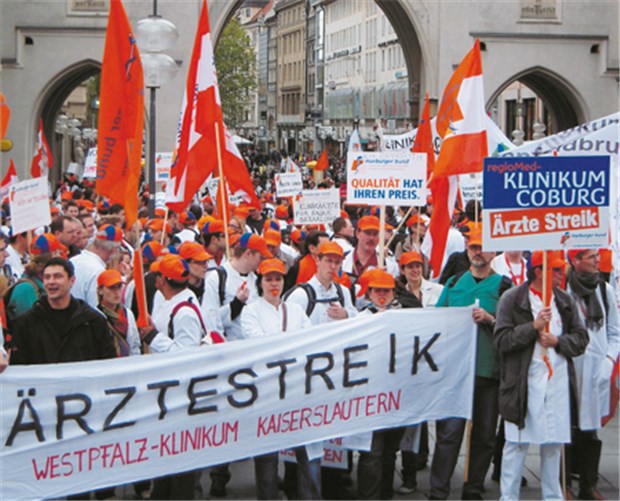 1,28 Euro Nachtzuschlag? Ärzte machen Druck Die Arbeitszeit in der Nacht muss besser honoriert werden: 4000 streikende Ärzte demonstrieren vor dem Karlstor am Stachus. © Stoschek