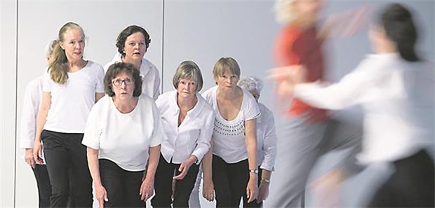 Mit Schwung gegen Altersbeschwerden Die ArtRose-Mitglieder und Lehrerin Jenny Coogan beobachten eine dynamische Tanzszene.