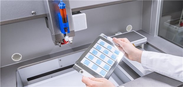 Arzneimittel in exakter Dosis „drucken“ Die Arzneimittel, die von dem neuen digitalen 2D-Drucker auf kleine Gelplättchen gedruckt werden, werden derzeit in zwei klinischen Studien geprüft.