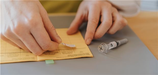 Corona-Impfungen: KBV-Vertreter warnen vor Überforderung der Arztpraxen Die Arztpraxen dürfen in der Pandemie nicht überfordert werden, mahnt die KBV. Unsichere Impfstofflieferungen und zu viel Bürokratie könnten Niedergelassene zunehmend abschrecken, sich an der Kampagne zu beteiligen.