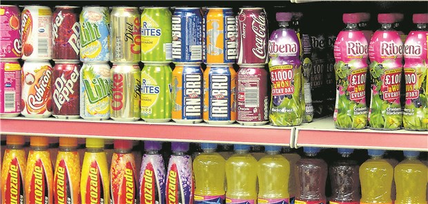 Die Auswahl an Softdrinks in den Regalen ist groß.