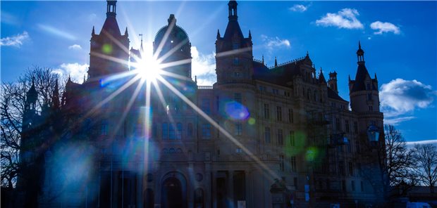 Die Auswirkungen der Mindestmengenregelungen unter anderem auf die Universitätsmedizin Rostock hat im Sozialausschuss des Schweriner Landtags zu einem Schulterschluss von SPD, Linken, CDU, Grünen und FDP geführt.