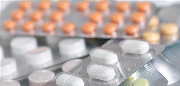 Medikamenten-Tabletten in Verpackungen.