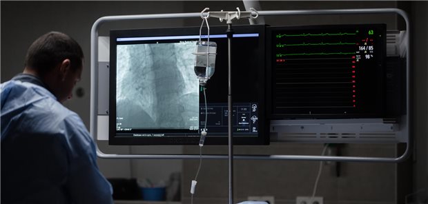 Arzt bereitet einen Patienten auf die  Koronarangiographie der Herzgefäße vor.