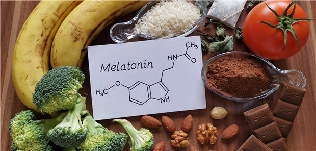 Chemische Formell von Melatonin in der Mitte von Lebensmitteln