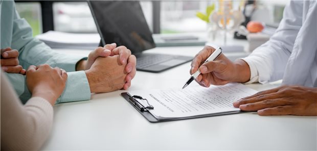 Die Autorinnen und Autoren resümieren, dass die Wahrnehmung, dass Patienten mit HFrEF klinisch stabil seien und die empfohlene medikamentöse Therapie nicht benötigten, widerspricht den auf hoher Evidenz beruhenden Empfehlungen und lässt sich nicht mit Daten in Einklang bringen, denenzufolge selbst eine ,stabile‘ HFrEF eine extrem riskante Situation darstellt.