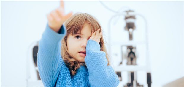 Kleinkind beim Sehtest