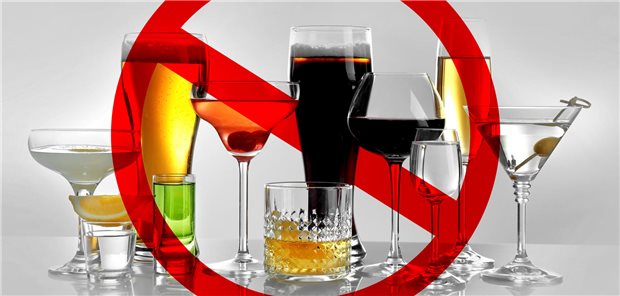 Gläser mit verschiedenen Alkoholgetränken 