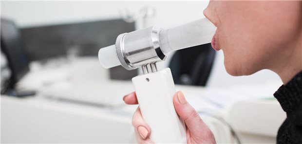 Weibliche Patient beim Lungenfunktionstest im Krankenhaus.