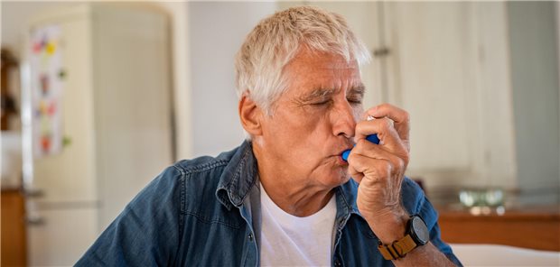 Nahaufnahme einer Frau, die einen Trockenpulverinhalator zur Behandlung von COPD benutzt. 