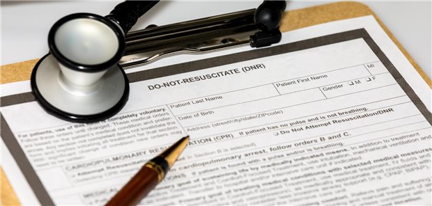 Die Autorinnen und Autoren resümieren, dass nur bei jedem Sechsten mit außerklinischem Herzstillstand eine DNR-Verfügung präsentiert werde, dies bedeutet, dass die Rettungsteams entweder nicht danach fragten oder sich die Angehörigen in der Notsituation nicht daran erinnerten.