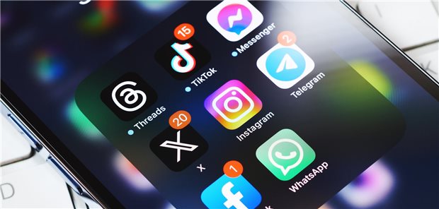 Nahaufnahme eines Smartphone-Bildschirmes mit den Icons verschiedener Social-Media-Apps.