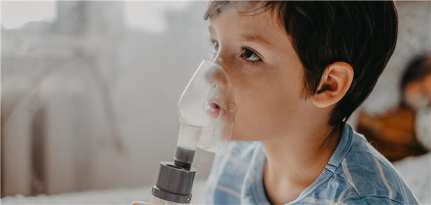 Ein krankes Kind atmet durch einen Vernebler ein Kortikosteroid (meistens Dexamethason, Methylprednisolon oder Prednisolon) zur Behandlung seiner Infektion ein.