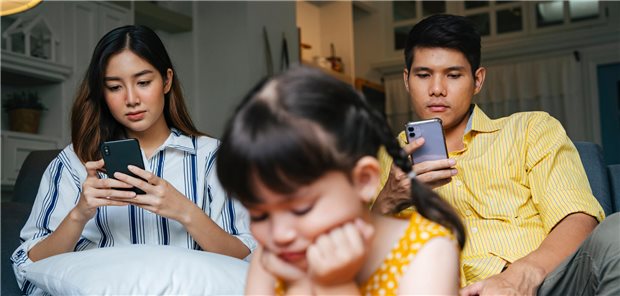 Asiatisches kleines Mädchen wird von ihren Eltern zu Hause ignoriert.