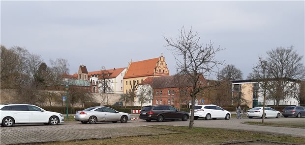 COVID-19: Drive-in Abstrichstation in hausärztlicher Eigenregie Die Autoschlange macht schon von Weitem auf den Drive-in-Parkplatz in Schönebeck aufmerksam.