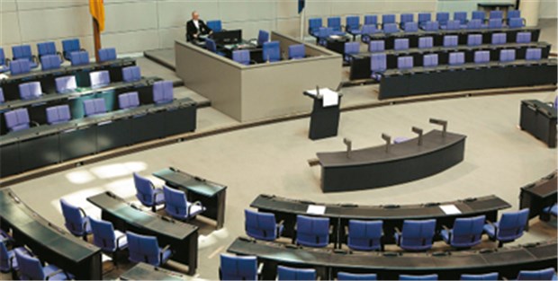 Hoppe: Knappheit macht Priorisierung nötig Die BÄK führt Diskussion um Priorisierung eher allein: Die Politik jedenfalls interessiert sich wenig dafür. © dpa
