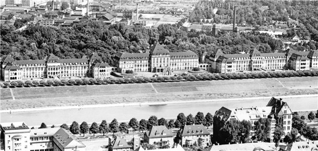 Die Bauarbeiten an den 1922 eröffneten Mannheimer Krankenanstalten verzögerten sich unter anderem durch den Ersten Weltkrieg. Auch in der Eingangshalle der Krankenanstalten setzt sich die barocke Anmutung fort. Barocke Schlossanlagen waren das Vorbild für den Neubau der Krankenanstalten am Neckarufer.
