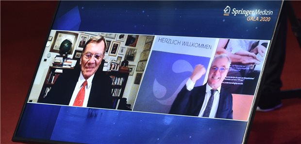 Die Becker-Faust des „digitalen“ Preisträgers: Dr. Markus Dietrich von Sanofi Genzyme bei der Preisbekanntgabe durch den Jury-Vorsitzenden Professor Erland Erdmann.