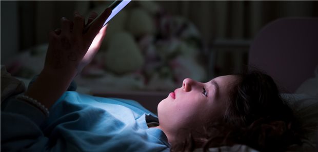 Die Befragten schliefen durchschnittlich 8,0 Stunden pro Nacht während der Schulwoche und 9,2 Stunden am Wochenende. Jedoch kamen bei mehr als einem Drittel (34,7 Prozent) an den Wochentagen weniger als acht Stunden Schlaf pro Nacht zusammen, an den Wochenenden waren es 10,9 Prozent.