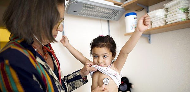 Behandlung von Migranten oft problematisch Die Behandlung von Migranten und deren Kinder, wie hier Dr. Andrea Loebell-Buch von der Malteser Migranten Medizin, birgt oft sprachliche, aber auch juristische Probleme.