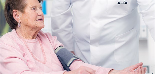 Wie gut tut Senioren die Blutdrucksenkung? Die Behandlung von betagten Patienten mit Bluthochdruck sollte individuell erfolgen, betonen die Studienautoren.