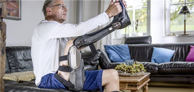 Mann mit Beinorthese „C-Brace“ 