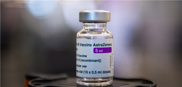 Erste Kliniken stoppen AstraZeneca-Impfung bei jungen Frauen Die Berliner Charité sowie der landeseigene Klinikbetreiber Vivantes haben Impfungen mit dem AstraZeneca-Impfstoff in der Belegschaft für Frauen unter 55 ausgesetzt